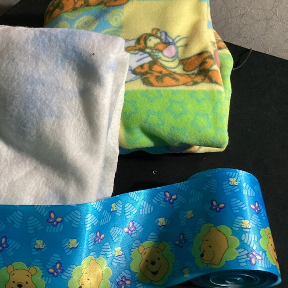 Winnie the Pooh fabric & ribbon - Picture 1 of 4